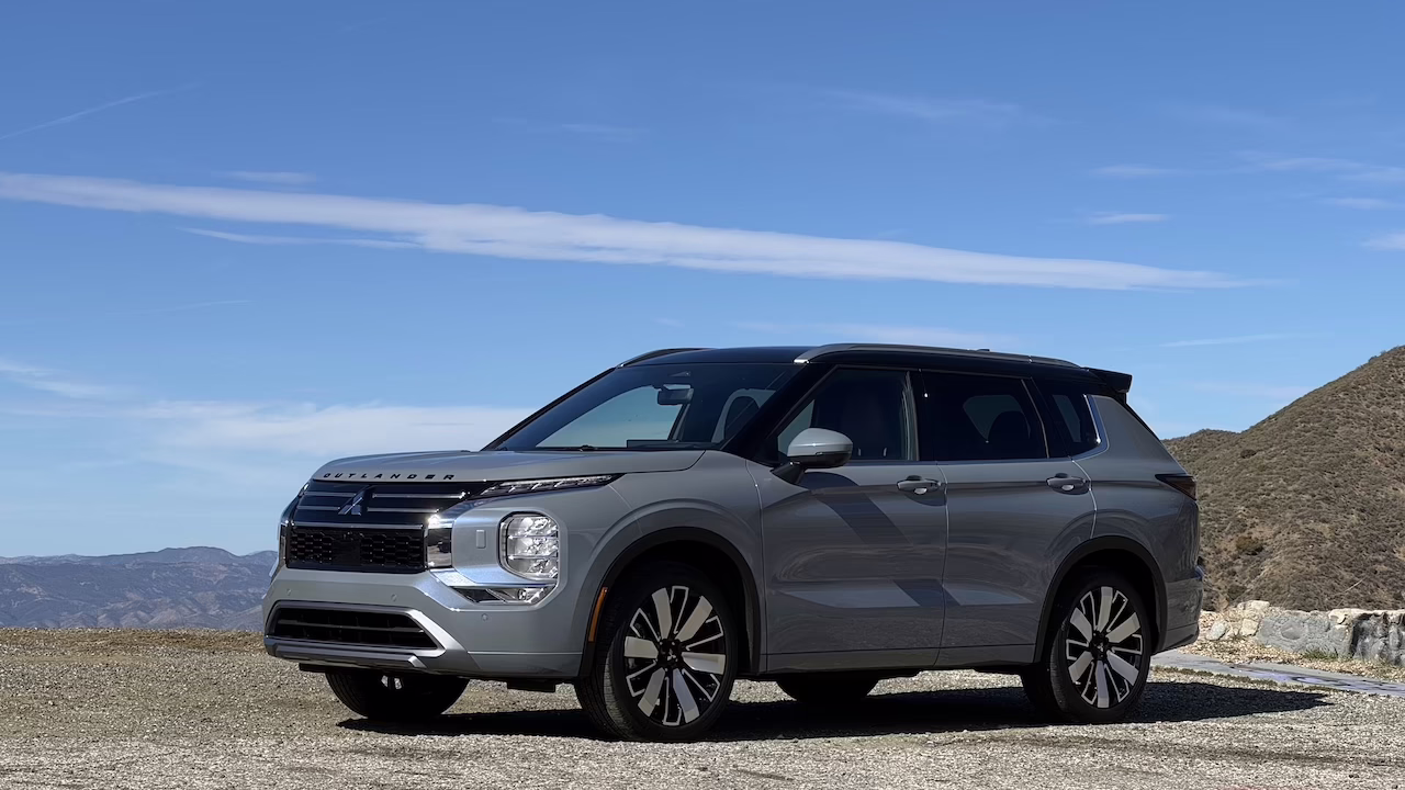 2025 Mitsubishi Outlander, front 3/4. Image by Robin Warner